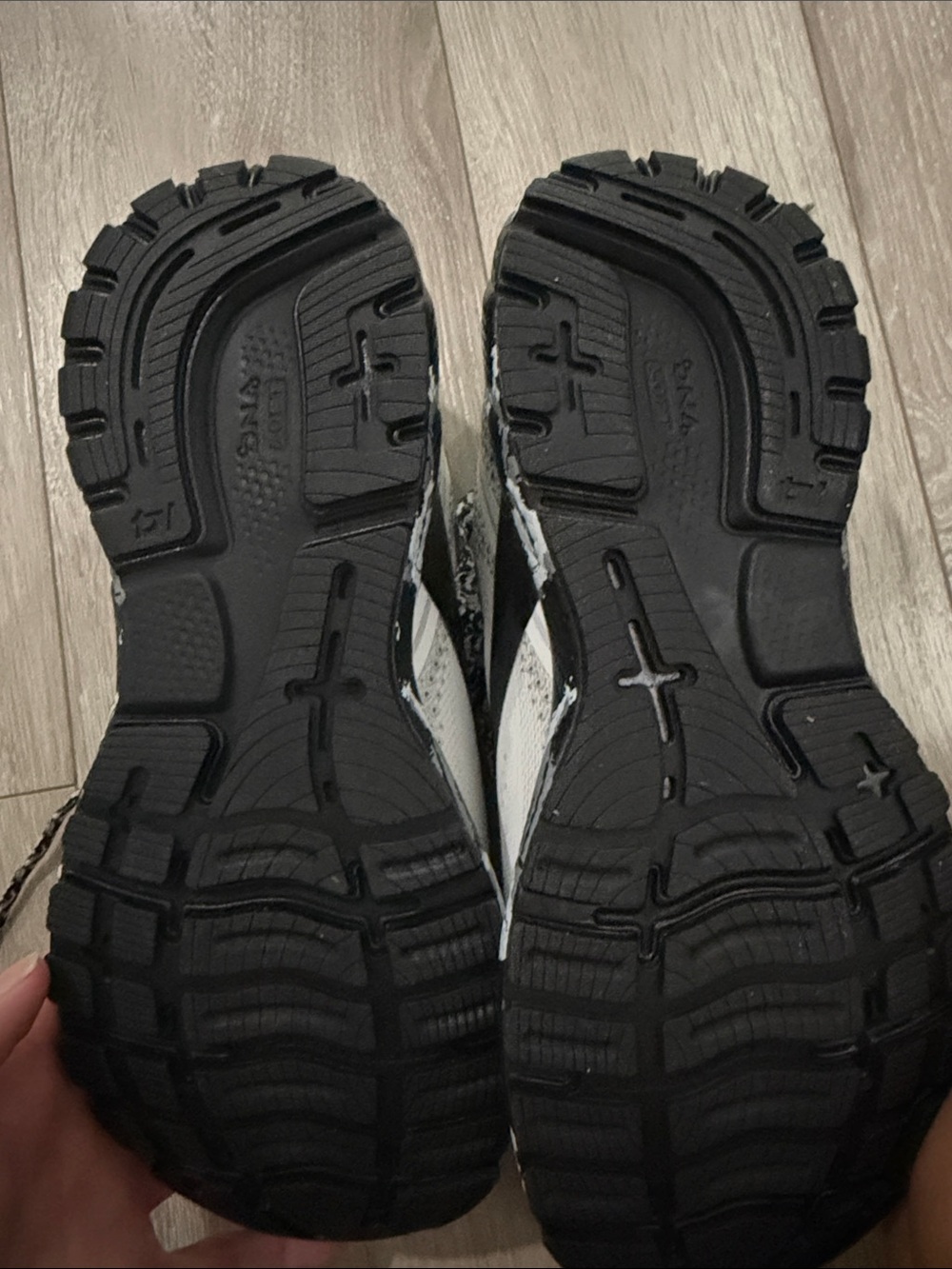 NWOT never worn! Brooks women’s White and Black Ghost 14 Running Shoes - Picture 5 of 5